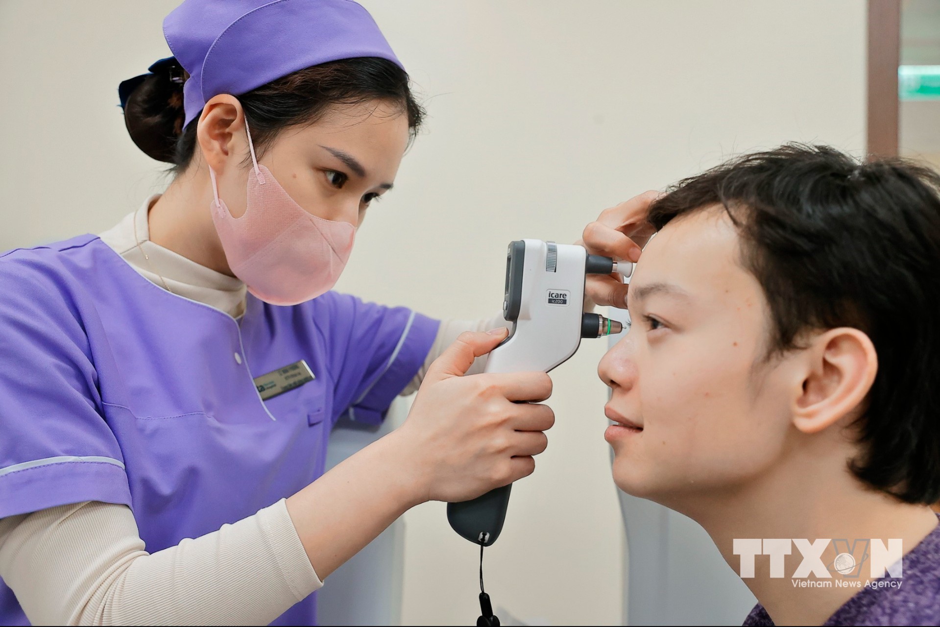 Kết hợp với hệ thống thăm khám hiện đại, Trung tâm Mắt công nghệ cao Tâm Anh có đầy đủ thông số để đánh giá vấn đề điều chỉnh về khúc xạ, độ bền của giác mạc, giúp cho phẫu thuật viên có cái nhìn tổng thể, có thể đưa ra mức độ an toàn và kết quả sau phẫu thuật. (Ảnh: Minh Quyết/TTXVN)